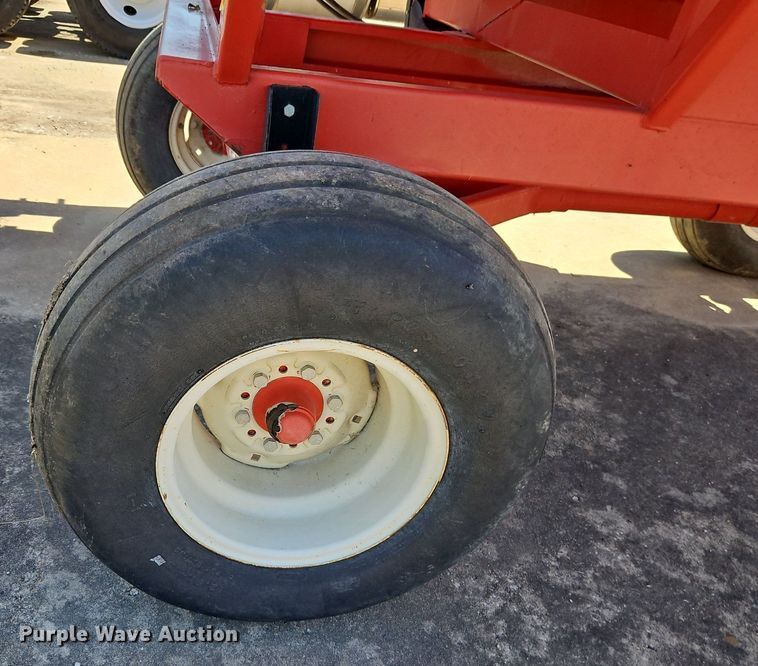 image for item IH9099 Unverferth GB275 gravity wagon