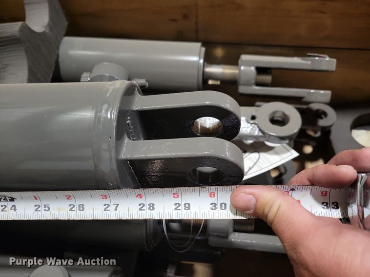 image for item KA9952 (64) AGCO hydraulic cylinders