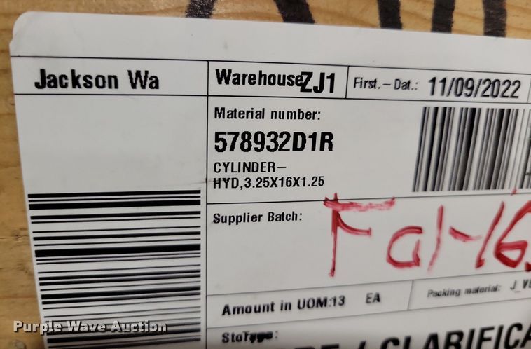 image for item KA9952 (64) AGCO hydraulic cylinders