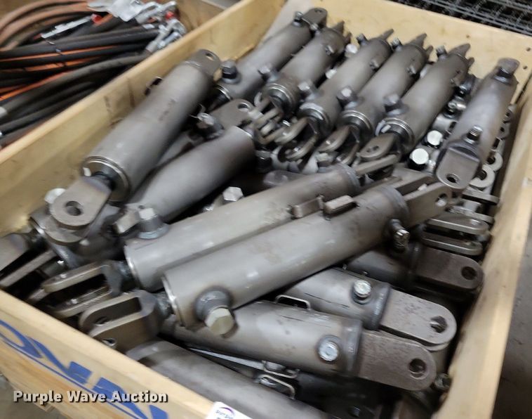 image for item KA9952 (64) AGCO hydraulic cylinders