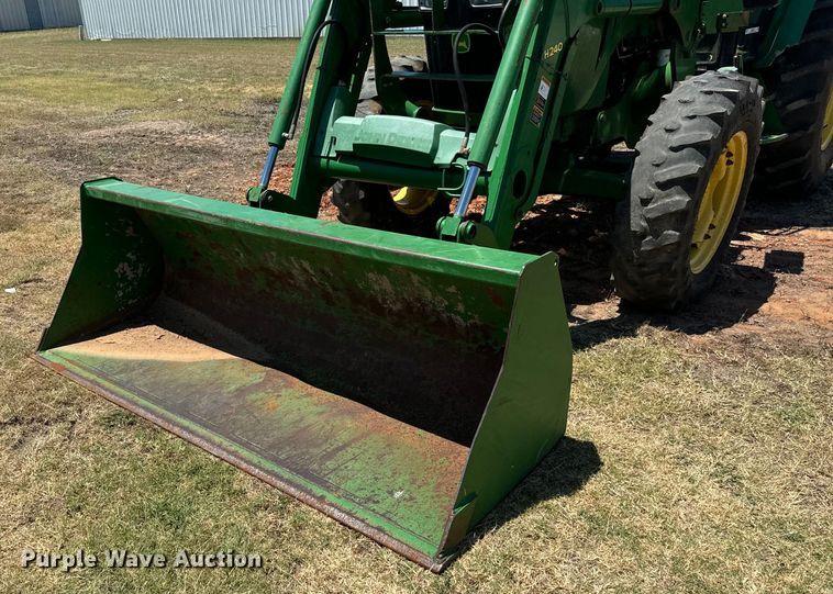 image for item NQ9632 2015 John Deere 5100 E MFWD tractor