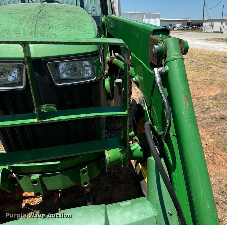 image for item NQ9632 2015 John Deere 5100 E MFWD tractor