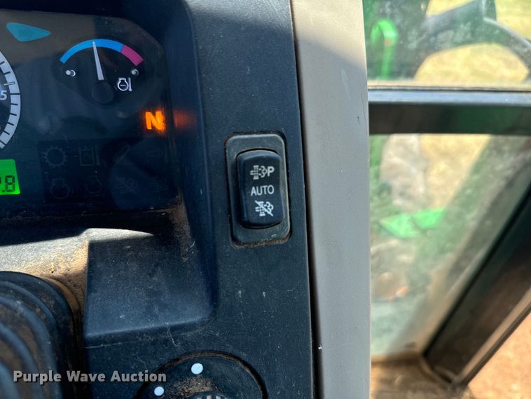 image for item NQ9632 2015 John Deere 5100 E MFWD tractor