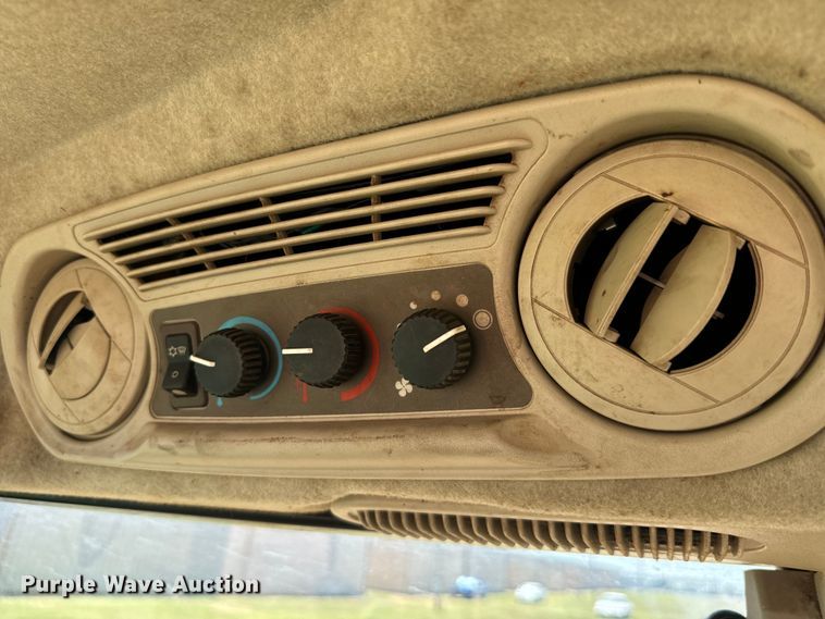 image for item NQ9632 2015 John Deere 5100 E MFWD tractor