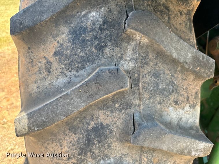 image for item NQ9632 2015 John Deere 5100 E MFWD tractor