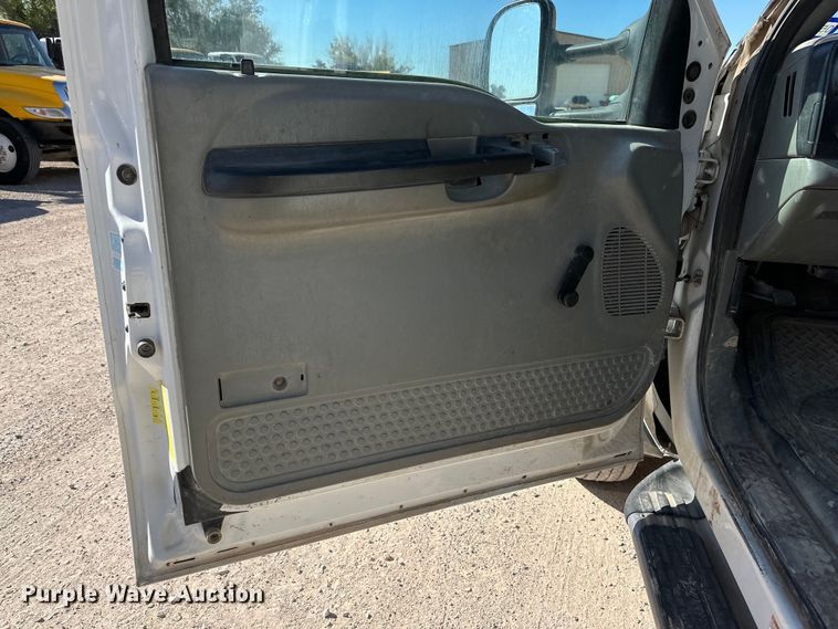 image for item DK6677 2007 Ford F550 Super Duty SuperCab flatbed truck