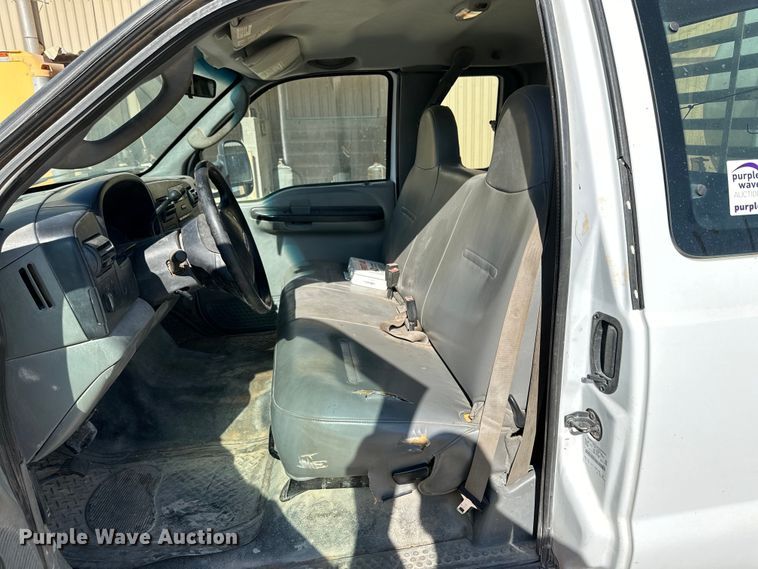 image for item DK6677 2007 Ford F550 Super Duty SuperCab flatbed truck