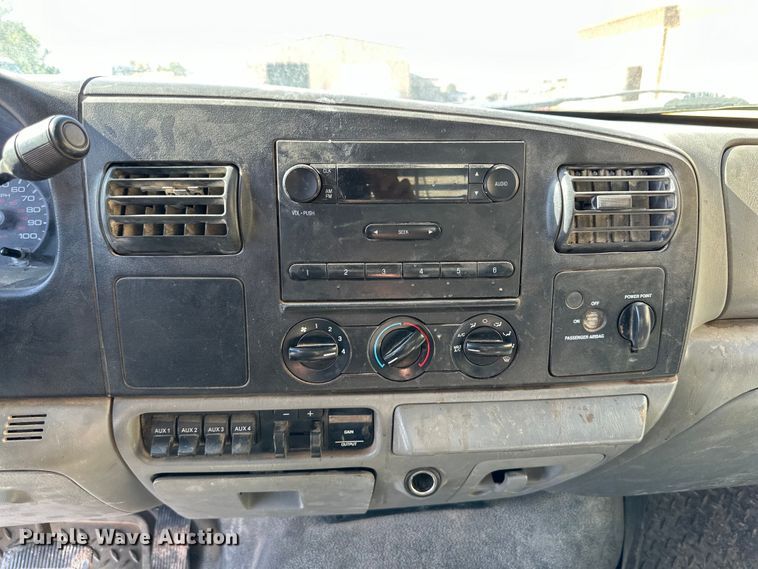 image for item DK6677 2007 Ford F550 Super Duty SuperCab flatbed truck