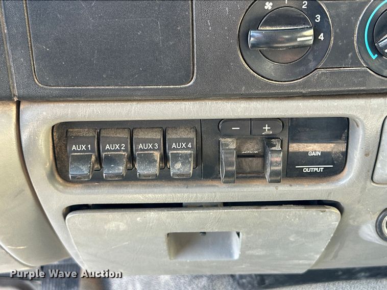 image for item DK6677 2007 Ford F550 Super Duty SuperCab flatbed truck