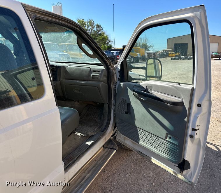 image for item DK6677 2007 Ford F550 Super Duty SuperCab flatbed truck