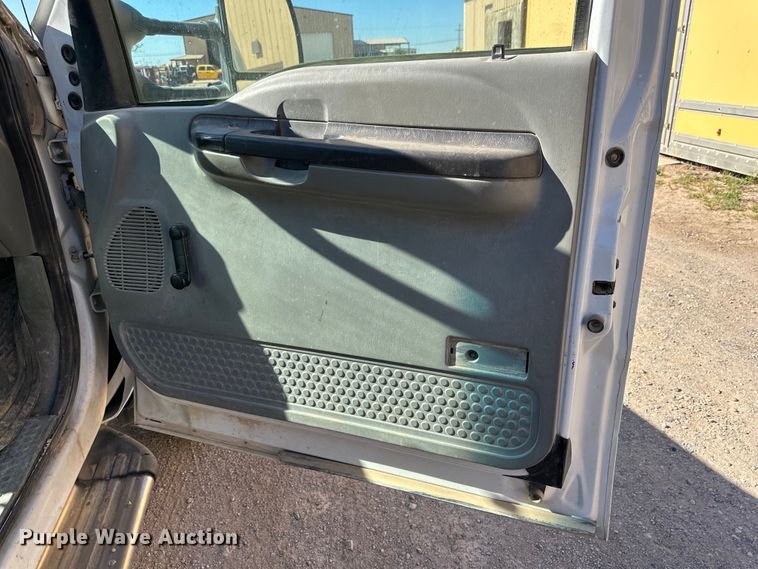 image for item DK6677 2007 Ford F550 Super Duty SuperCab flatbed truck