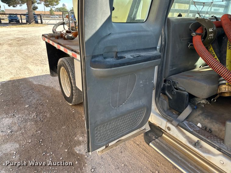 image for item DK6677 2007 Ford F550 Super Duty SuperCab flatbed truck