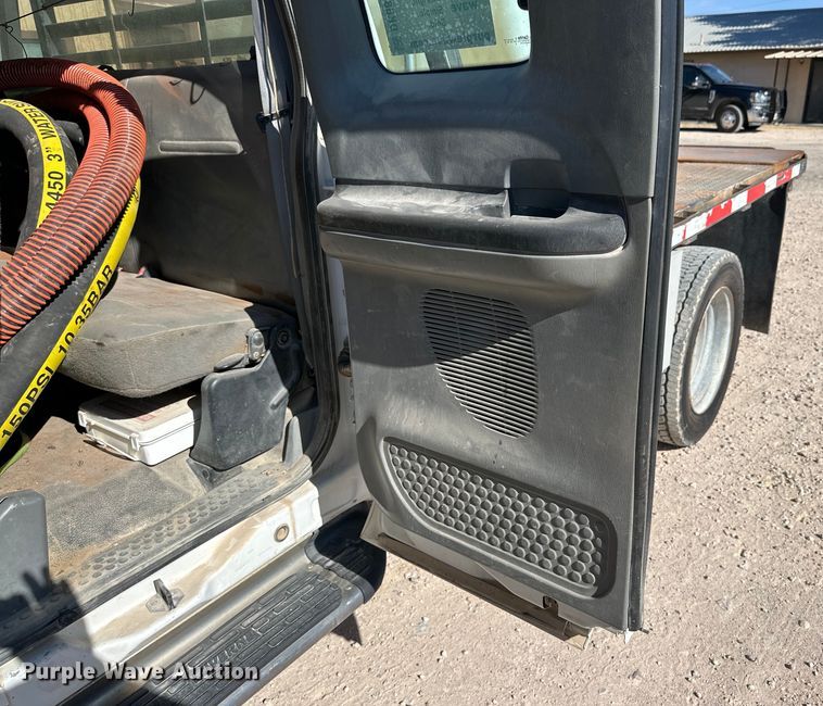 image for item DK6677 2007 Ford F550 Super Duty SuperCab flatbed truck