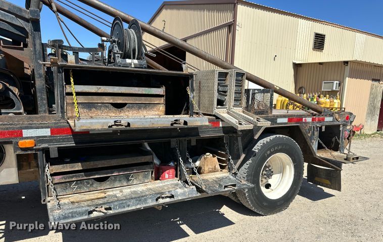 image for item DK6681 2006 International 4300 winch truck