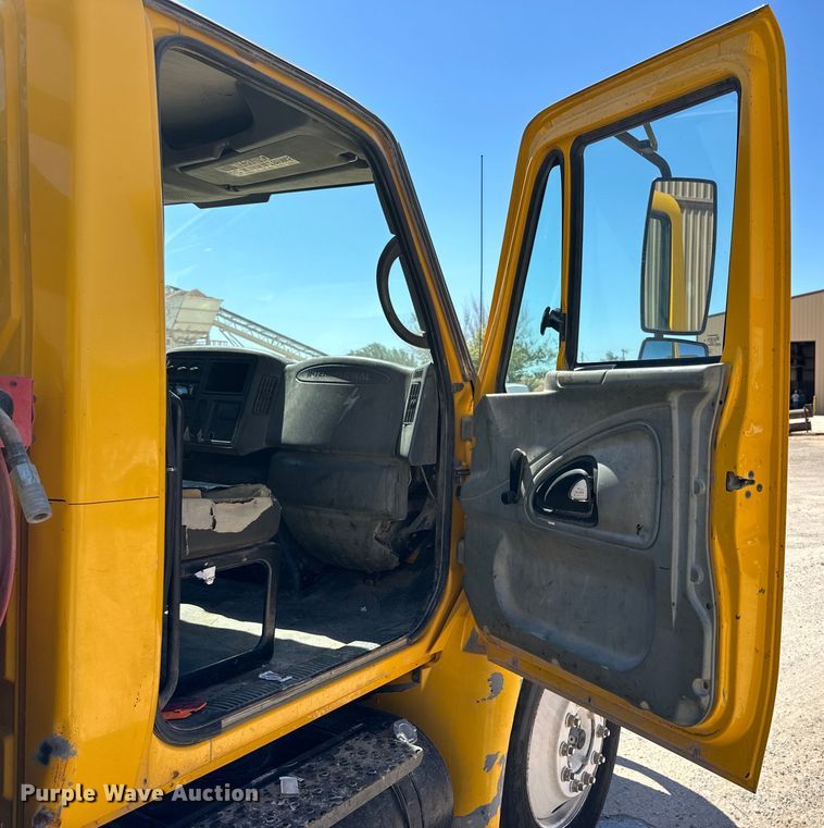 image for item DK6681 2006 International 4300 winch truck