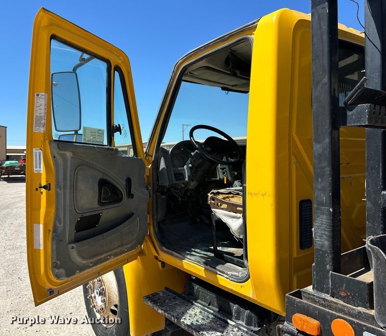 image for item DK6682 2007 International 4300 winch truck