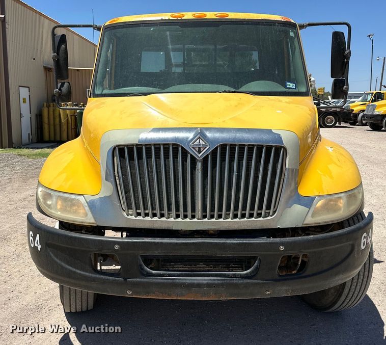 image for item DK6685 2006 International 4300 flatbed truck