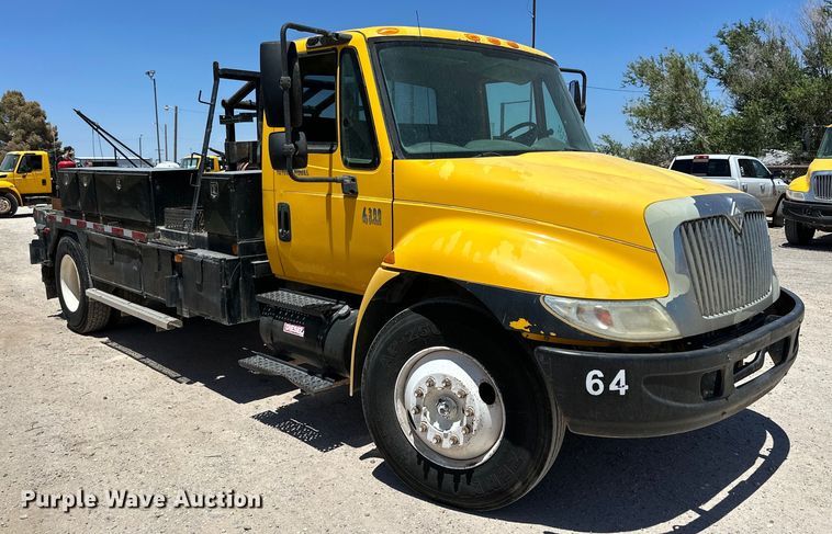 image for item DK6685 2006 International 4300 flatbed truck