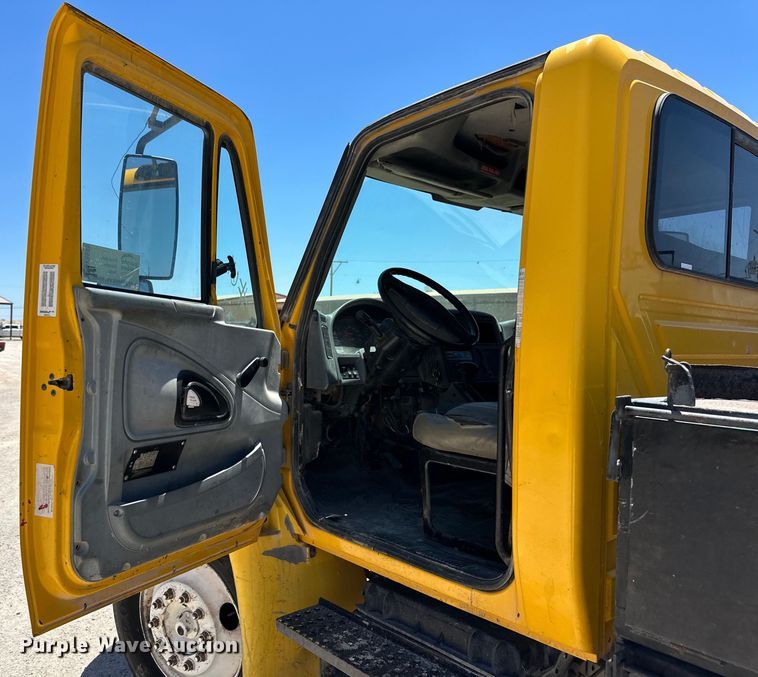 image for item DK6685 2006 International 4300 flatbed truck