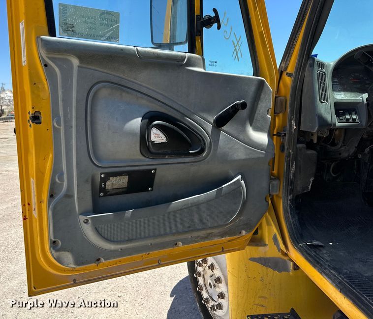 image for item DK6685 2006 International 4300 flatbed truck