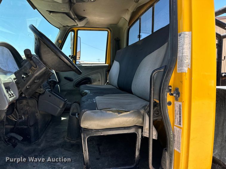 image for item DK6685 2006 International 4300 flatbed truck