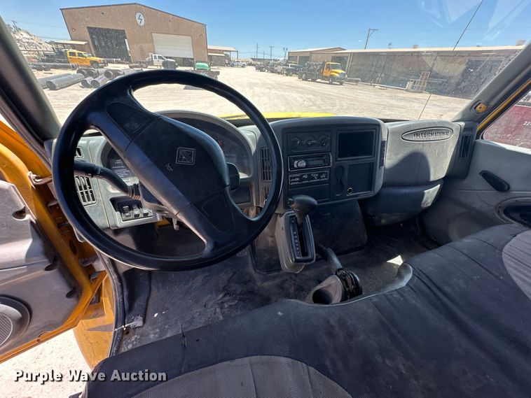 image for item DK6685 2006 International 4300 flatbed truck