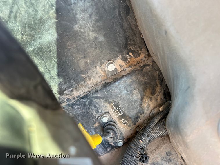 image for item DO2420 2015 John Deere  5065E MFWD tractor