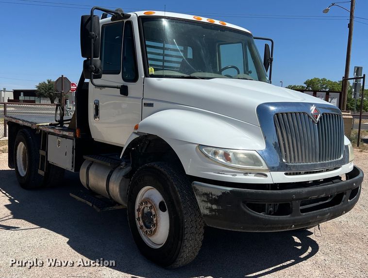 image for item DO2424 2011 International  DuraStar 4300 flatbed truck