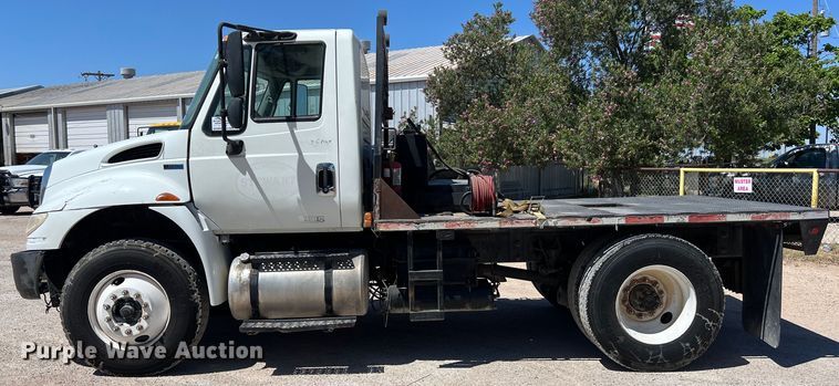 image for item DO2424 2011 International  DuraStar 4300 flatbed truck