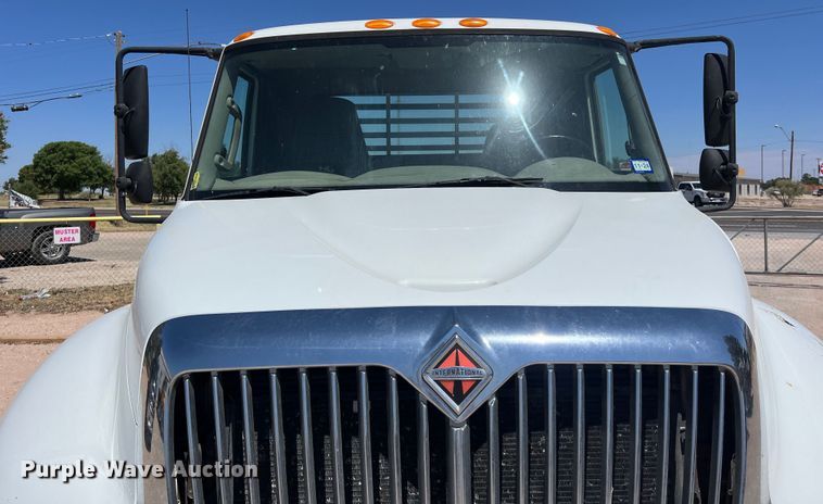 image for item DO2424 2011 International  DuraStar 4300 flatbed truck