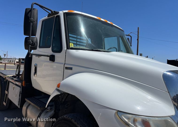 image for item DO2424 2011 International  DuraStar 4300 flatbed truck