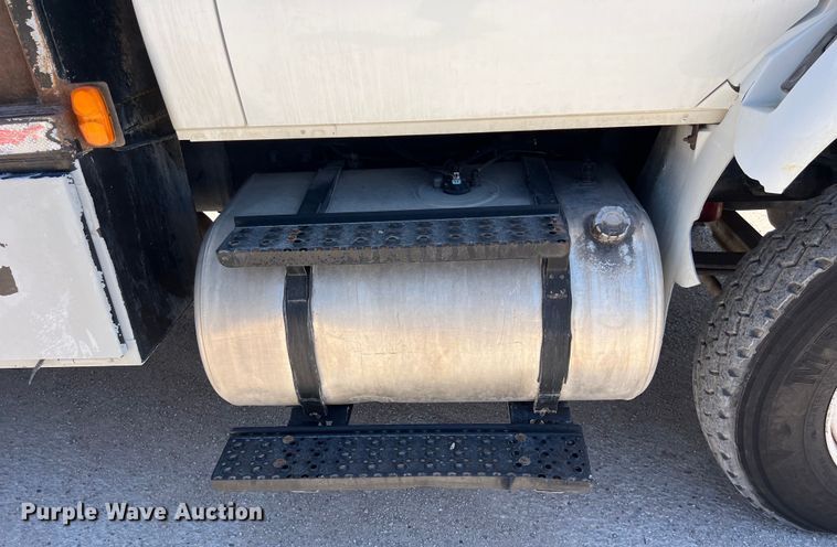 image for item DO2424 2011 International  DuraStar 4300 flatbed truck