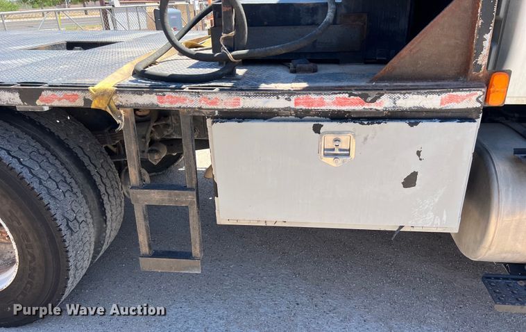 image for item DO2424 2011 International  DuraStar 4300 flatbed truck