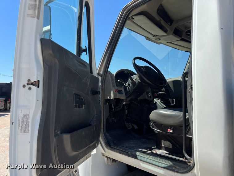 image for item DO2424 2011 International  DuraStar 4300 flatbed truck