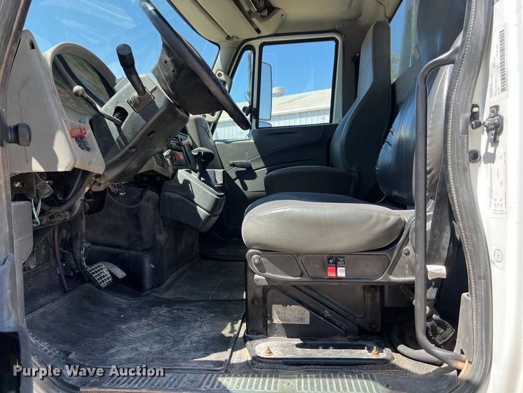 image for item DO2424 2011 International  DuraStar 4300 flatbed truck