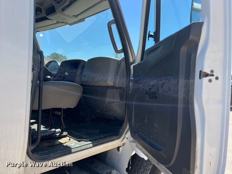 image for item DO2424 2011 International  DuraStar 4300 flatbed truck