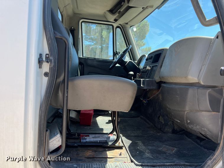 image for item DO2424 2011 International  DuraStar 4300 flatbed truck