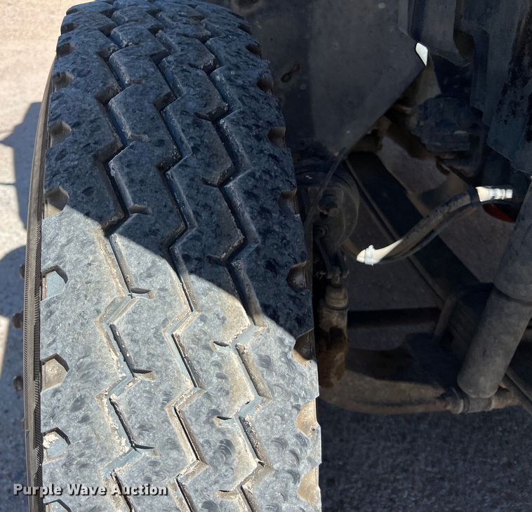 image for item DO2424 2011 International  DuraStar 4300 flatbed truck