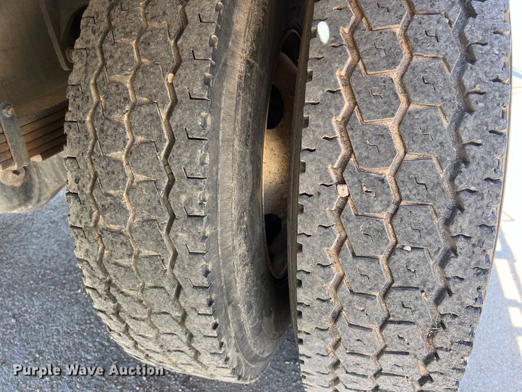 image for item DO2424 2011 International  DuraStar 4300 flatbed truck