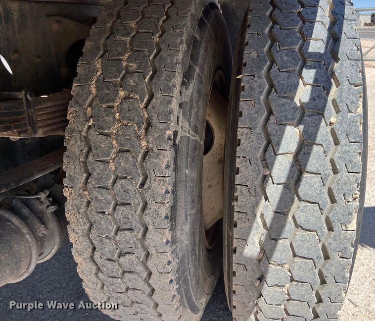 image for item DO2424 2011 International  DuraStar 4300 flatbed truck