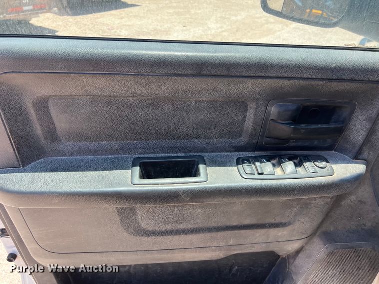 image for item DO2427 2012 Dodge Ram 3500HD Crew Cab flatbed pickup truck