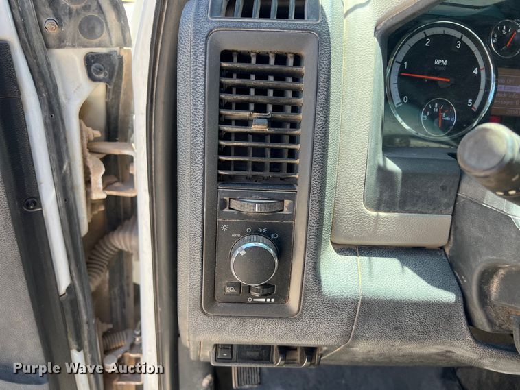 image for item DO2427 2012 Dodge Ram 3500HD Crew Cab flatbed pickup truck