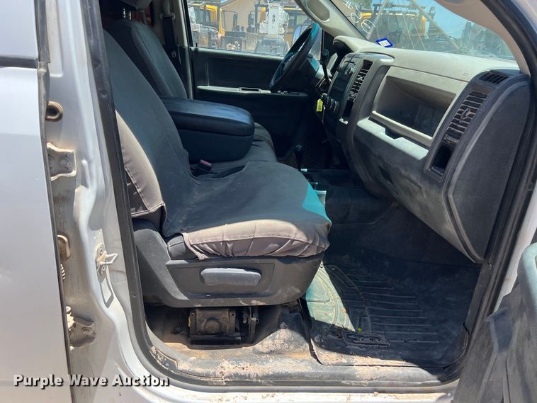 image for item DO2427 2012 Dodge Ram 3500HD Crew Cab flatbed pickup truck