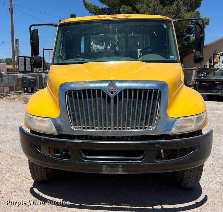 image for item DO2428 2013 International  DuraStar 4300 flatbed truck with crane