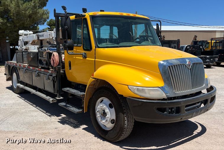 image for item DO2428 2013 International  DuraStar 4300 flatbed truck with crane