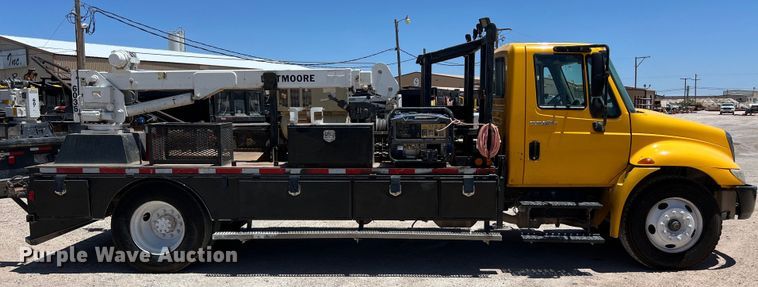 image for item DO2428 2013 International  DuraStar 4300 flatbed truck with crane