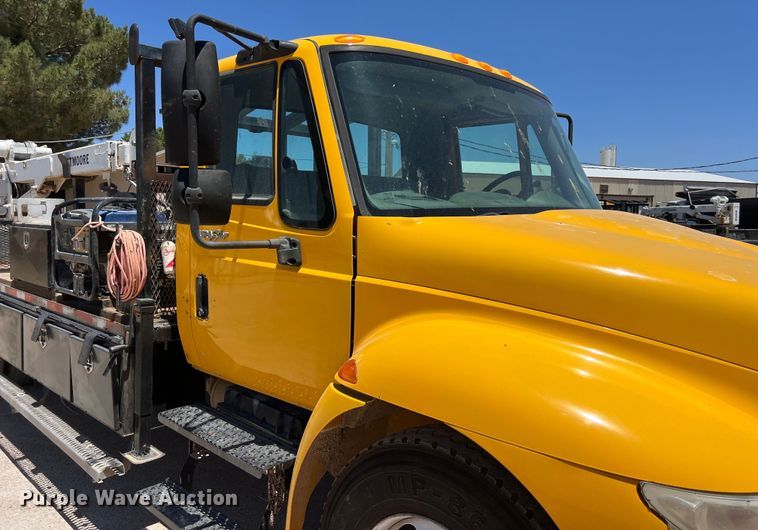 image for item DO2428 2013 International  DuraStar 4300 flatbed truck with crane