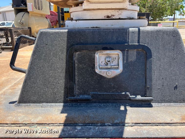 image for item DO2428 2013 International  DuraStar 4300 flatbed truck with crane