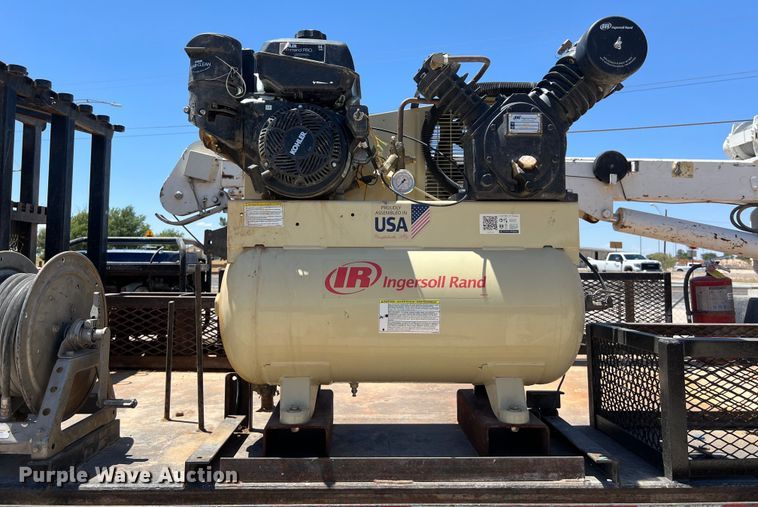 image for item DO2428 2013 International  DuraStar 4300 flatbed truck with crane