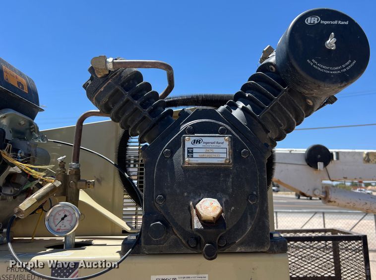 image for item DO2428 2013 International  DuraStar 4300 flatbed truck with crane